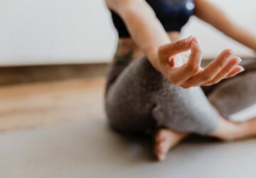 jonge vrouw in zittende yoga pose
