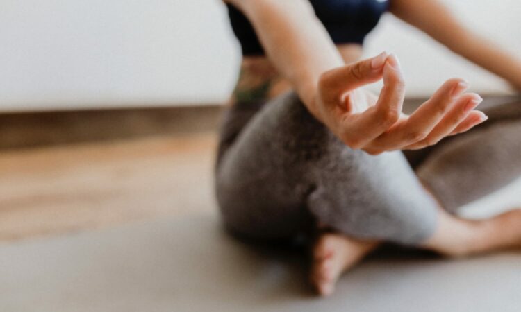 jonge vrouw in zittende yoga pose